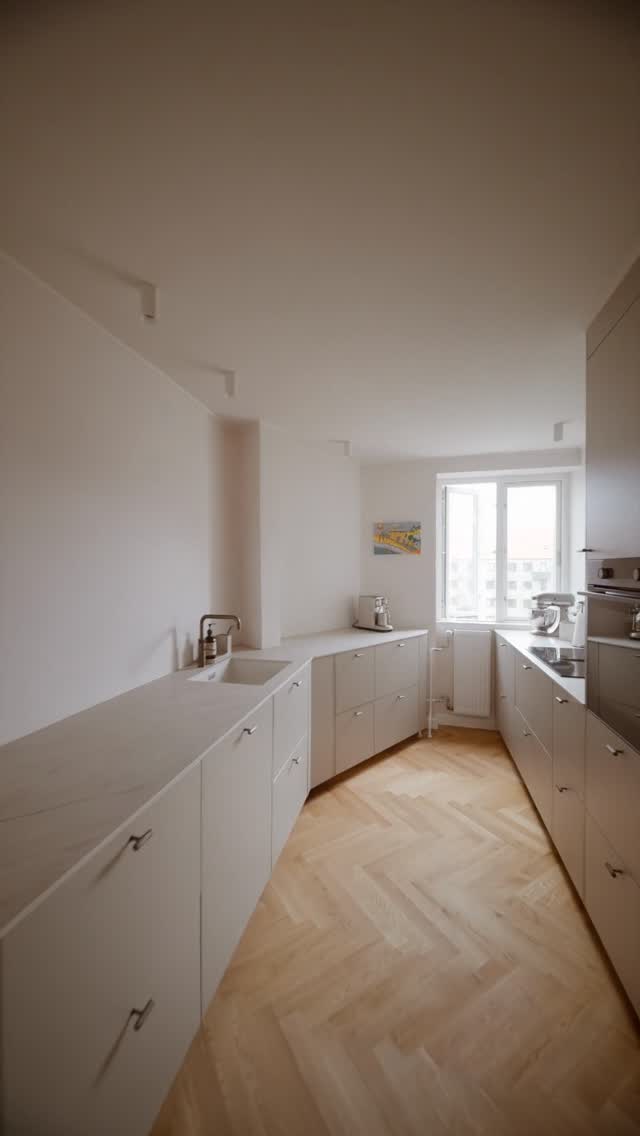 Smukt renoveret hjørnebolig på øverste etage